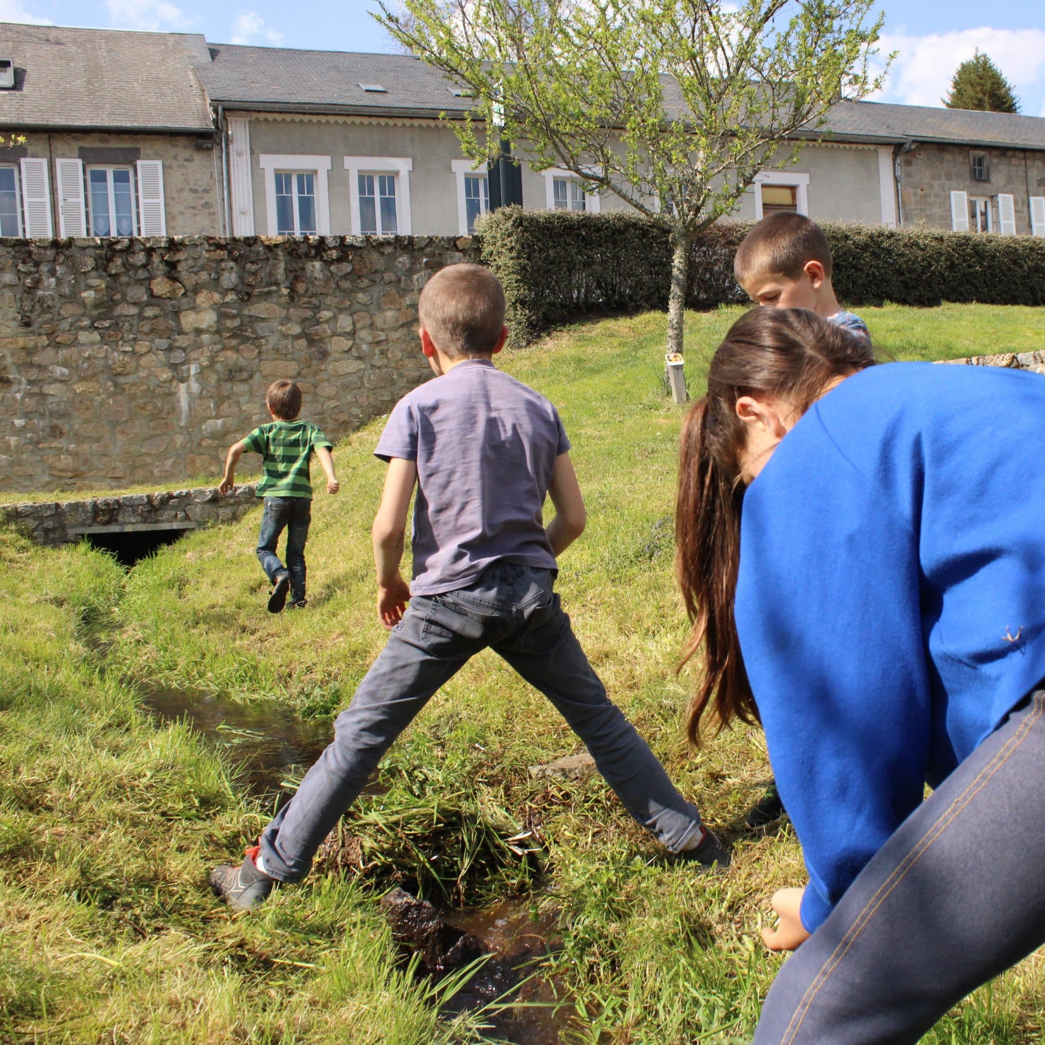 Sortie nature en famille pour récupérer du matériel naturel destiné aux boxs créatives Yakaloo en Lot-et-Garonne